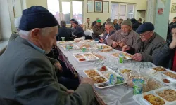 30 yıldır her gün köy meydanında topluca iftar yapıyorlar