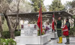 İzmir'de 18 Mart öncesi şehitliklere özel bakım