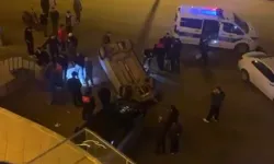 Düzce'de otomobil binaya çarpıp devrildi: 2 yaralı!