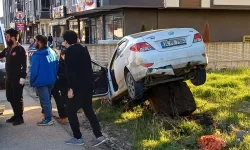 Düzce'de kontrolden çıkan otomobil kayaya çarptı: 2 yaralı!