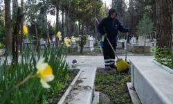 İzmir'de mezarlıklar bayrama hazırlanıyor