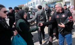 Nevşehir Belediyesi kadınlara binlerce çiçek dağıttı