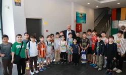 Gebze'de minik yüzücülere Başkan Büyükgöz'den ziyaret