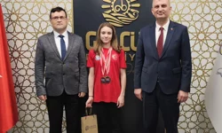 Gölcüklü şampiyon milli yüzücüden Başkan Sezer'e ziyaret