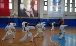 İstanbul'da Maltepe'nin karatecileri mezun oldu