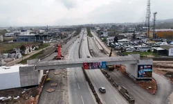 Kocaeli Başiskele'de dev kirişler 9 saatte yerleştirildi