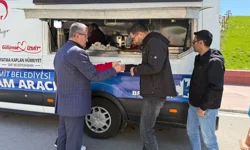 Kocaeli İzmit'te vatandaşlara sıcak ikram