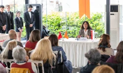 Latife Tekin Bornova'da gençlerle buluştu