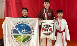 Sakaryalı sporcular kürsüden inmedi!