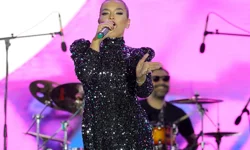 Demet Akalın'a Aydın'da 45 bin kişilik koro!