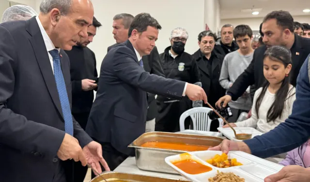 Bursa'da Başkan Aydın vatandaşlara iftar yemeği dağıttı