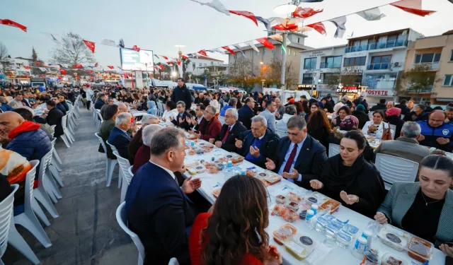 İzmir Büyükşehir'in iftar sofrası Urla'da kuruldu