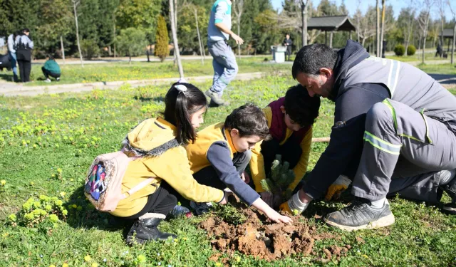 Kocaelili minikler, fidanları toprakla buluşturdu