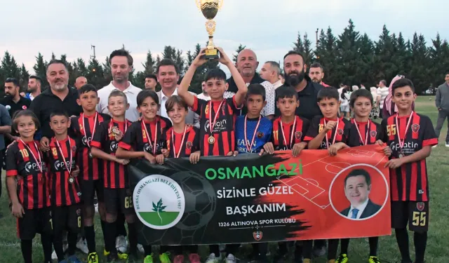 Bursa Osmangazi’de minik yetenekler futbol şöleninde buluştu