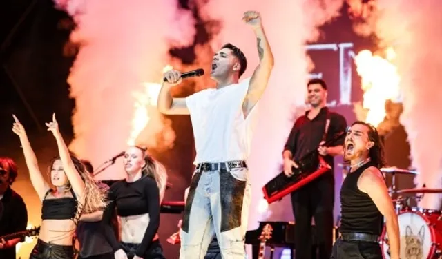 Emir Can İğrek’ten masalsı gece