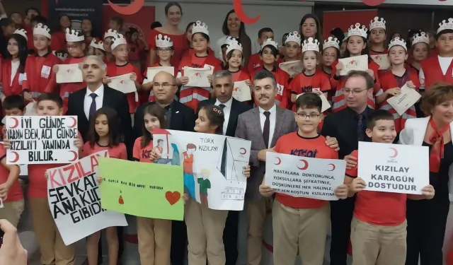 Bursa Kükürtlü TSO İlkokulu'nda Kızılay öğrencilerine kolluk takıldı