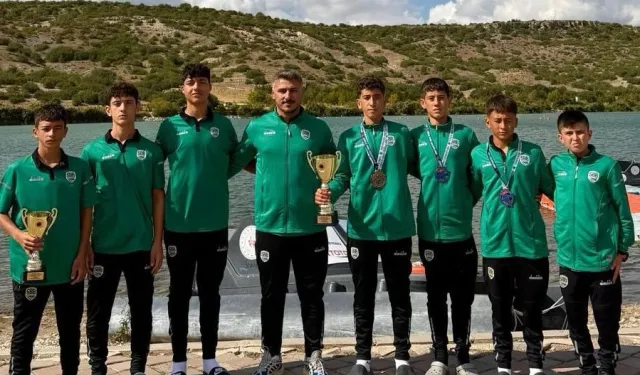 Sakaryalı sporcular Eskişehir'de ikincilik kupasını kaldırdı