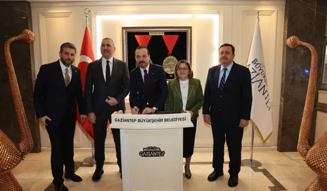  Ak Parti Genel Başkan Yardımcısı Zorlu, Başkan Şahin'i makamında ziyaret etti