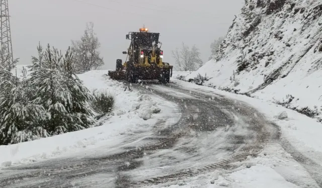 Antalya Büyükşehir ekipleri kapanan yolları iş makineleriyle açıyor