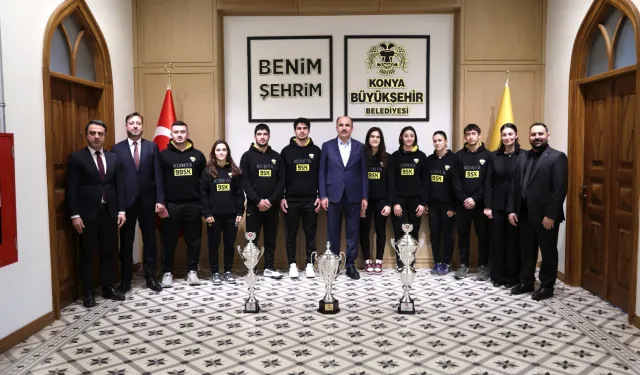 Konya Büyükşehir judocuları kupalarını Başkan Altay'a takdim etti