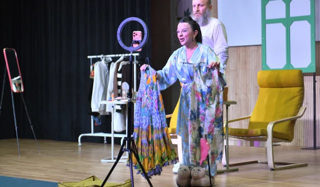 Bursa'da 'Osmangazi'de Tiyatro Zamanı' coşkulu başladı