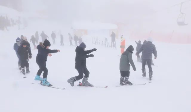 Çocukların Uludağ'da kar keyfi