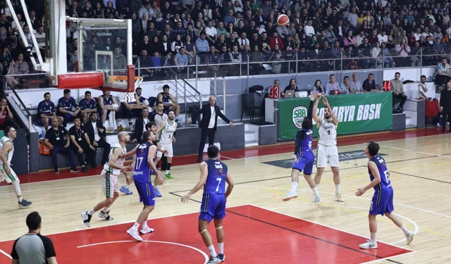 Sakarya potada yarı final serisine galibiyetle başladı