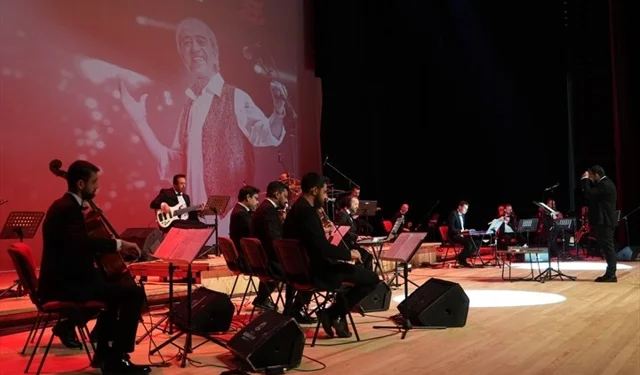 Denizli'de Edip Akbayram şarkılarıyla unutulmaz bir konser