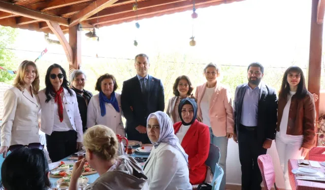Kocaeli İzmit'te kadın muhtarlara Anneler Günü kahvaltısı