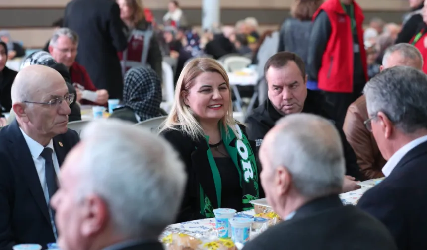 İzmit'te halk iftarında Başkan Hürriyet Akmeşeliler'le buluştu