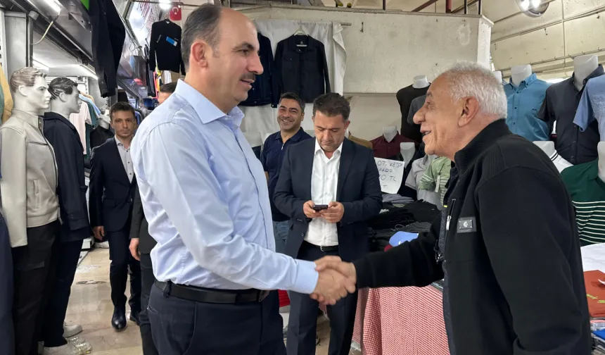Başkan Altay bayram alışverişine çıkanlarla sohbette