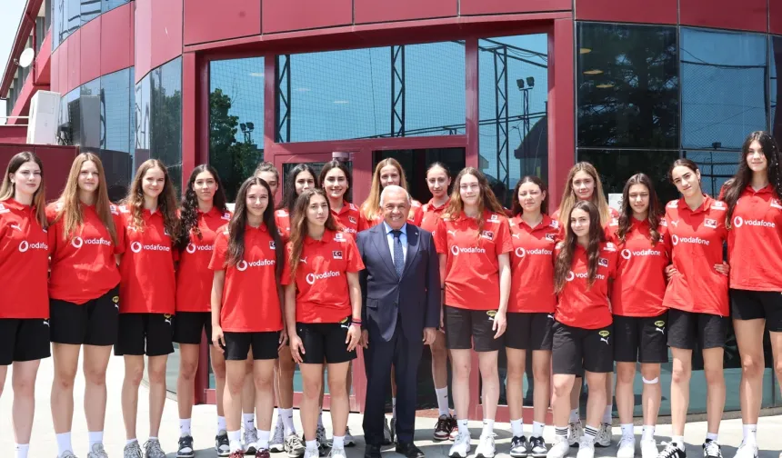 Başkan Şadi Özdemir’den filenin genç sultanlarına motivasyon ziyareti