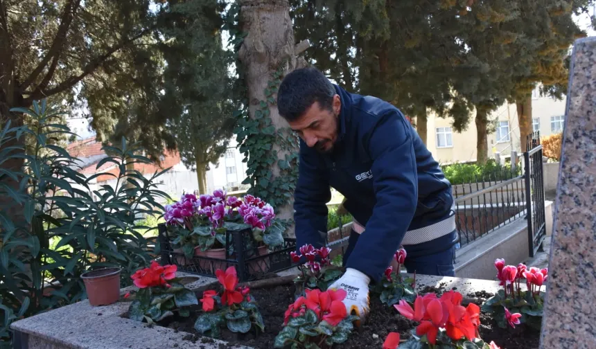 Gemlik'te şehitliklere titiz bakım