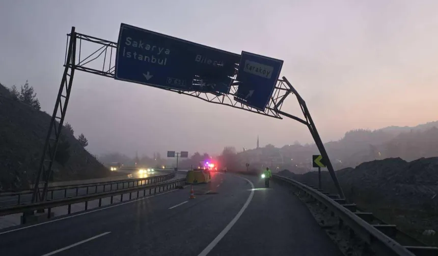 Bilecik Pazaryeri'nde trafikte dikkatsizlik! Açılan damper tabelayı devirdi