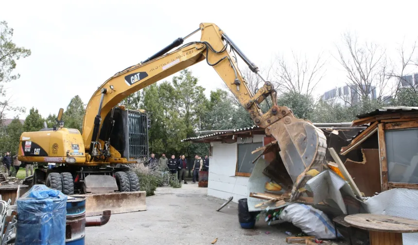 Bursa Nilüfer'de kaçak barakalar yıkıldı