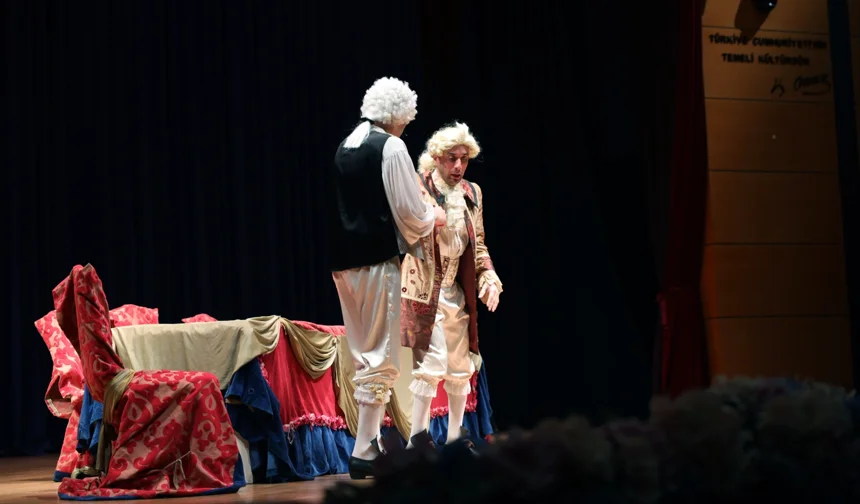 Kibarlık Budalası Sakarya'da sahnelendi